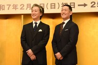 カメラマンから次々発せられる「手を振ってください！」「手を下ろしてください！」という要望に、思わず笑ってしまう中村勘九郎（右）と中村七之助（左）。