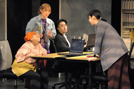 劇団青年座創立70周年記念第4弾 / 劇団青年座第259回公演「穏やかな人と機（ひととき）」より。（撮影：坂本正郁）