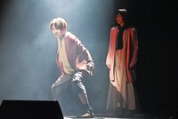 「『進撃の巨人』-The Musical-」日本凱旋公演ゲネプロより、左から岡宮来夢扮するエレン・イェーガー、七木奏音扮するミカサ・アッカーマン。