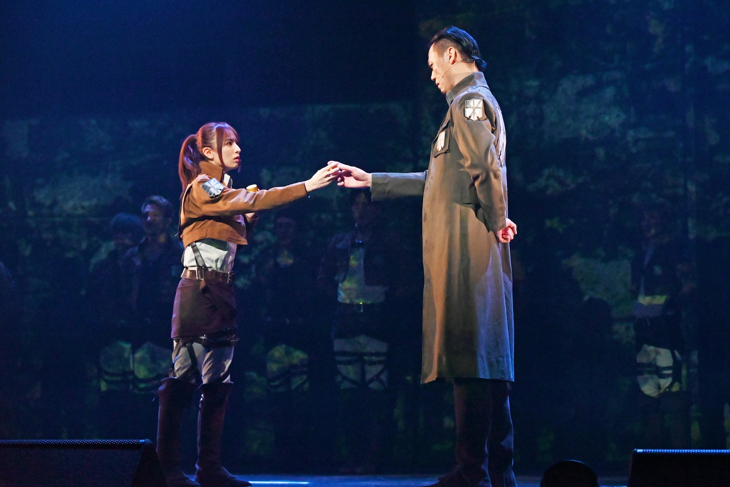 「『進撃の巨人』-The Musical-」日本凱旋公演ゲネプロより、キース・シャーディス（林野健志）に、“蒸かした芋”の半分を差し出すサシャ・ブラウス（星波）。