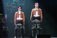 「『進撃の巨人』-The Musical-」日本凱旋公演ゲネプロより、左から松田凌扮するリヴァイ、大野拓朗扮するエルヴィン・スミス。