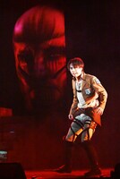 「『進撃の巨人』-The Musical-」日本凱旋公演ゲネプロより、岡宮来夢扮するエレン・イェーガー（右）と、超大型巨人（後方）。