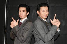 記者のリクエストに応え、“バーン”のポーズで撮影に応じる柿澤勇人（左）、矢崎広（右）。