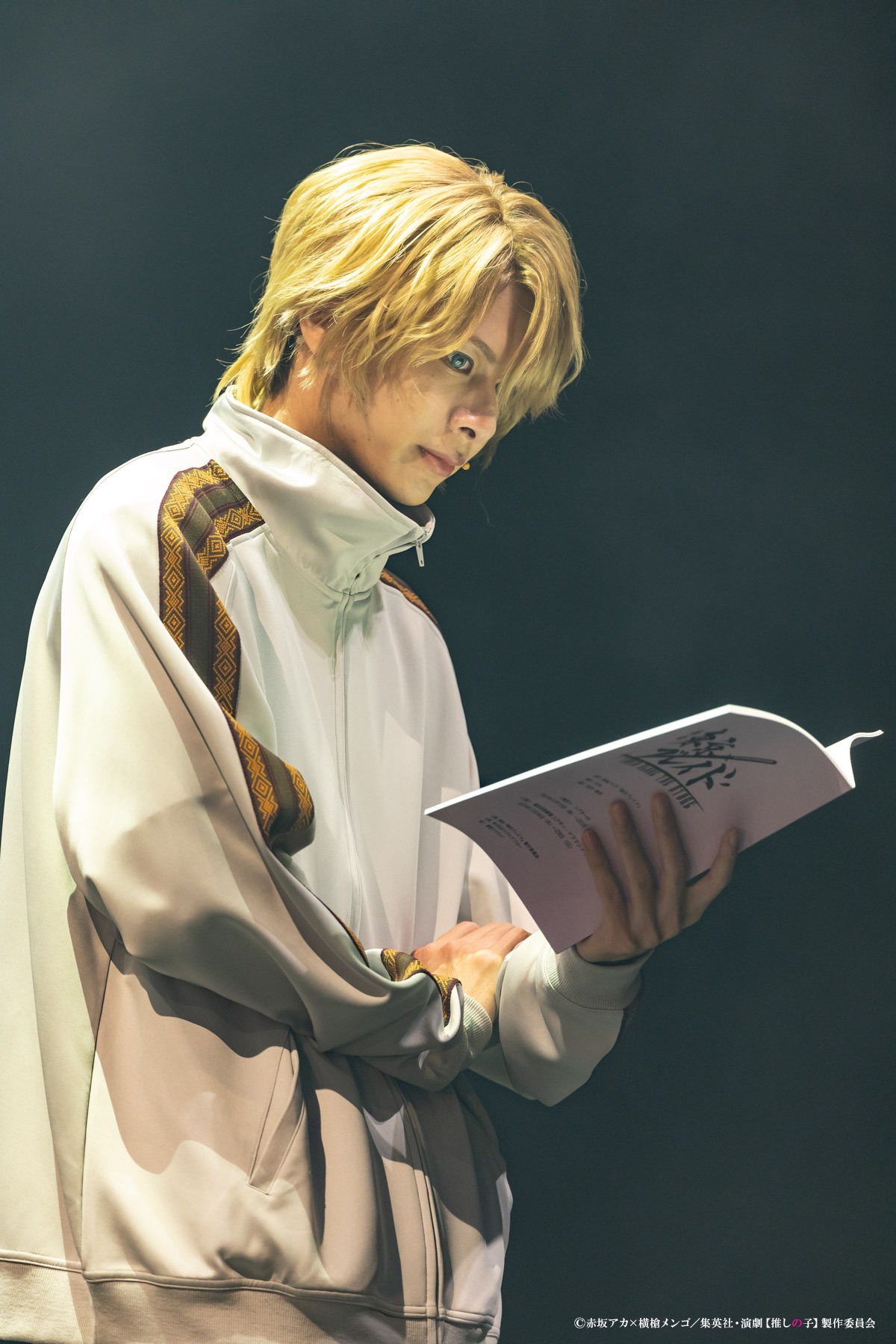「演劇【推しの子】2.5次元舞台編」公開ゲネプロより、小宮璃央演じるアクア。