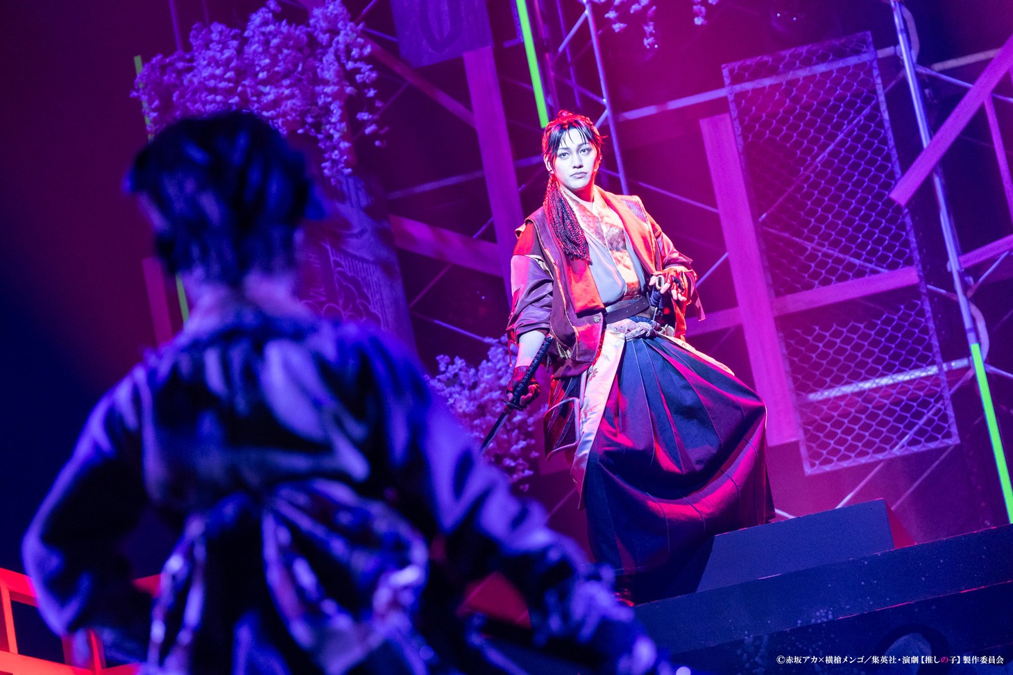 「演劇【推しの子】2.5次元舞台編」公開ゲネプロより、劇中劇 舞台「東京ブレイド」の様子。