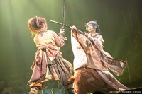 「演劇【推しの子】2.5次元舞台編」公開ゲネプロより、劇中劇 舞台「東京ブレイド」の様子。