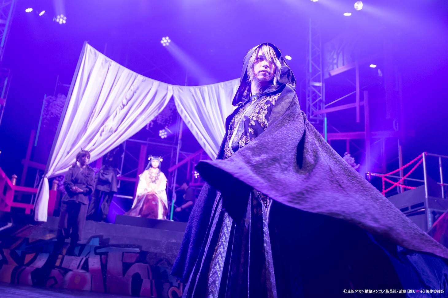 「演劇【推しの子】2.5次元舞台編」公開ゲネプロより、劇中劇 舞台「東京ブレイド」の様子。