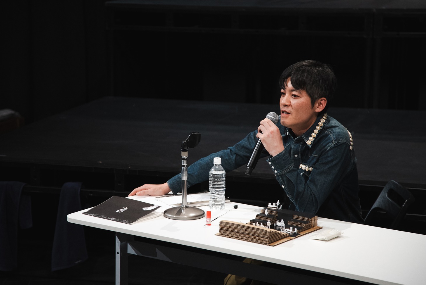 ロームシアター京都×京都芸術センター U35創造支援プログラム“KIPPU” Dr. Holiday Laboratory「想像の犠牲」より。（撮影：滝梓・米川幸リオン）