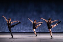 Noism0＋Noism1「過ぎゆく時の中で」より。（Photo by Joseph Marcinsky）