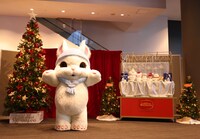 「ブロードウェイ クリスマス・ワンダーランド2024」オリジナルキャラクターのクリス丸。（Photo by Maiko Miyagawa）