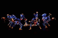 KAAT×ケダゴロ×韓国国立現代舞踊団「黙れ、子宮」より。（撮影：大洞博靖）