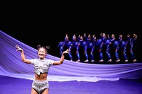 KAAT×ケダゴロ×韓国国立現代舞踊団「黙れ、子宮」より。（撮影：大洞博靖）