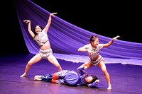 KAAT×ケダゴロ×韓国国立現代舞踊団「黙れ、子宮」より。（撮影：大洞博靖）