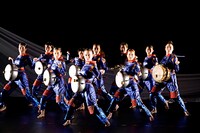 KAAT×ケダゴロ×韓国国立現代舞踊団「黙れ、子宮」より。（撮影：大洞博靖）