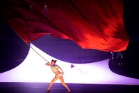 KAAT×ケダゴロ×韓国国立現代舞踊団「黙れ、子宮」より。（撮影：大洞博靖）