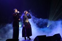 TRUMP series 15th Anniversary FINAL「繭期極夜会」第二夜より、左から松下優也、美弥るりか。