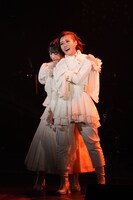 TRUMP series 15th Anniversary FINAL「繭期極夜会」第一夜より、左から北御門亜美、齋藤千夏。