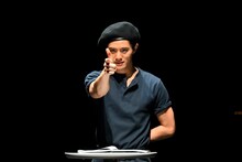 リーディング「NOT TALKING」より、岡本圭人。（撮影：阿部章仁）