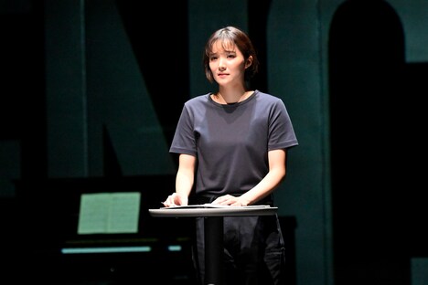 リーディング「NOT TALKING」より、sara。（撮影：阿部章仁）