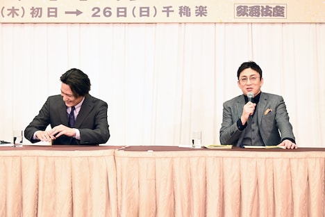 左から中村隼人、松本幸四郎。