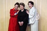 左から渡辺えり、水谷八重子、波乃久里子。