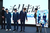 集合写真に写るのをためらい、ビジュアルの後ろに隠れてしまう川尻恵太（右）。