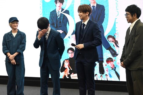 荒牧慶彦に褒められ、顔を隠してしまう松田凌（左から2番目）。