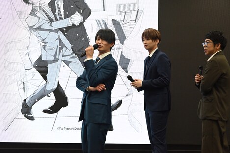 描き下ろしビジュアルに興奮し、原作の魅力について話が止まらなくなってしまった松田凌（左）と、それを見守る荒牧慶彦（中央）。