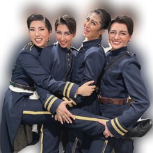 OSK日本歌劇団「へぼ侍 ～西南戦争物語～」公演中のオフショット。左から南星杜有、せいら純翔、天輝レオ、知颯かなで。