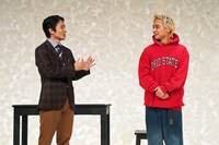 松岡広大に愛あるツッコミをする風間俊介（左）。