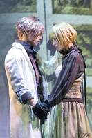 舞台「終遠のヴィルシュ -ErroR:salvation- Case. Scien Brofiise」“絶望エンド”ゲネプロより、北出流星扮するシアン・ブロフィワーズ（左）と、太田夢莉扮するセレス。（撮影：金山フヒト）