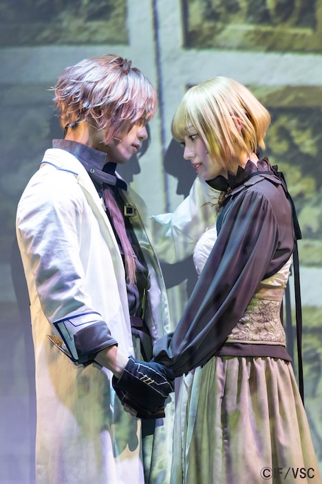 舞台「終遠のヴィルシュ -ErroR:salvation- Case. Scien Brofiise」“絶望エンド”ゲネプロより、北出流星扮するシアン・ブロフィワーズ（左）と、太田夢莉扮するセレス。（撮影：金山フヒト）