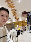 ヤギの頭突きを受け止める東島さんとの1枚。