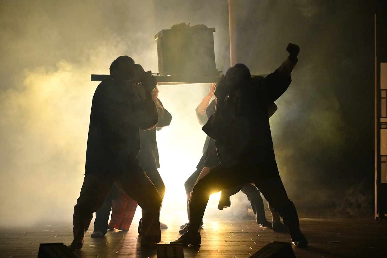 オジサン達が大奮闘、川名幸宏を作・演出に迎えたゴツプロ！「たかが十年の祭り」開幕