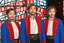 左からジャン・バルジャン役の飯田洋輔、吉原光夫、佐藤隆紀。