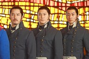 左からジャベール役の伊礼彼方、小野田龍之介、石井一彰。