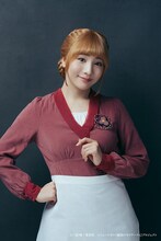 能條愛未扮するミス・ハドソン。