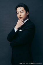 伊藤裕一扮するマイクロフト・ホームズ。