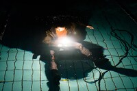 梅田哲也「梅田哲也イン別府『O滞』」（2020年）より。（撮影：天野祐子）