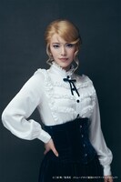 彩凪翔扮するアイリーン・アドラー。