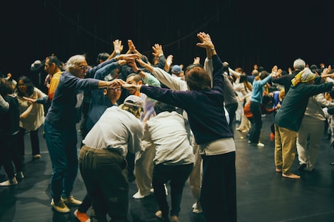 カンパニー・グランデによる「テーマに即した実験ワーク」シェアの様子。（撮影：福山楡青）