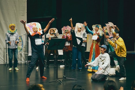 カンパニー・グランデによる「テーマに即した実験ワーク」シェアの様子。（撮影：福山楡青）