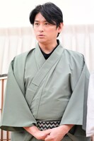 令和七年 正月公演「おちか奮闘記」取材会の様子。賀集利樹。