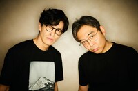 玉置玲央（左）と向井秀徳（右）。(c)KADOKAWA（撮影：市川秀明）