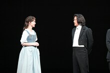 左から剛力彩芽、稲垣吾郎。