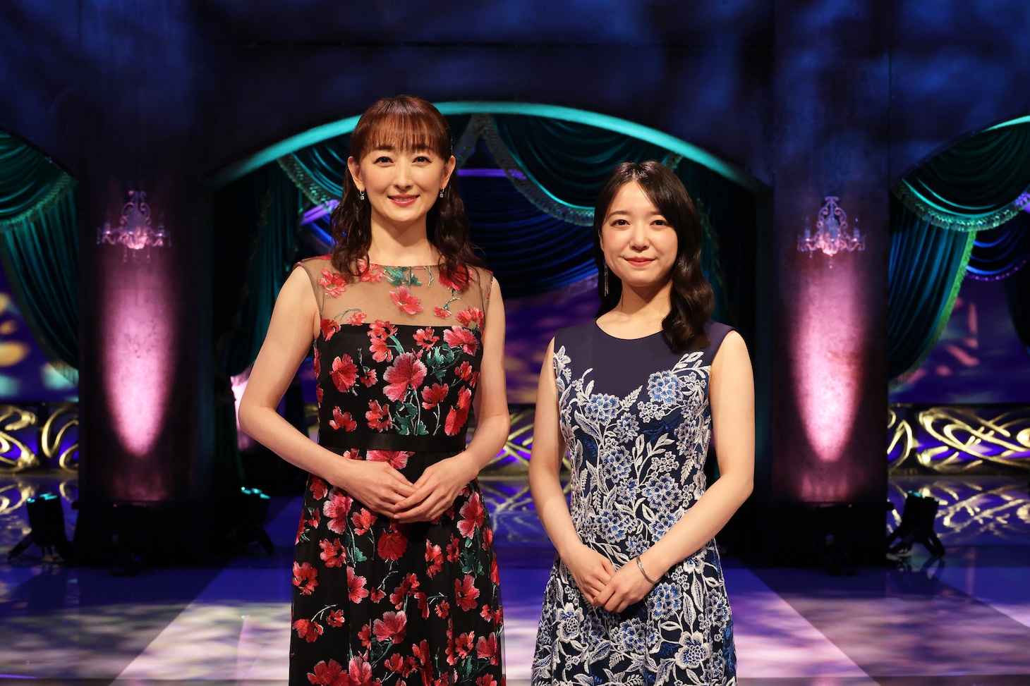 フジテレビ系「MUSIC FAIR」の「さよなら帝劇特集」出演者左から花總まり、上白石萌音。