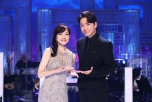 フジテレビ系「MUSIC FAIR」の「さよなら帝劇特集」出演者左から島田歌穂、山崎育三郎。