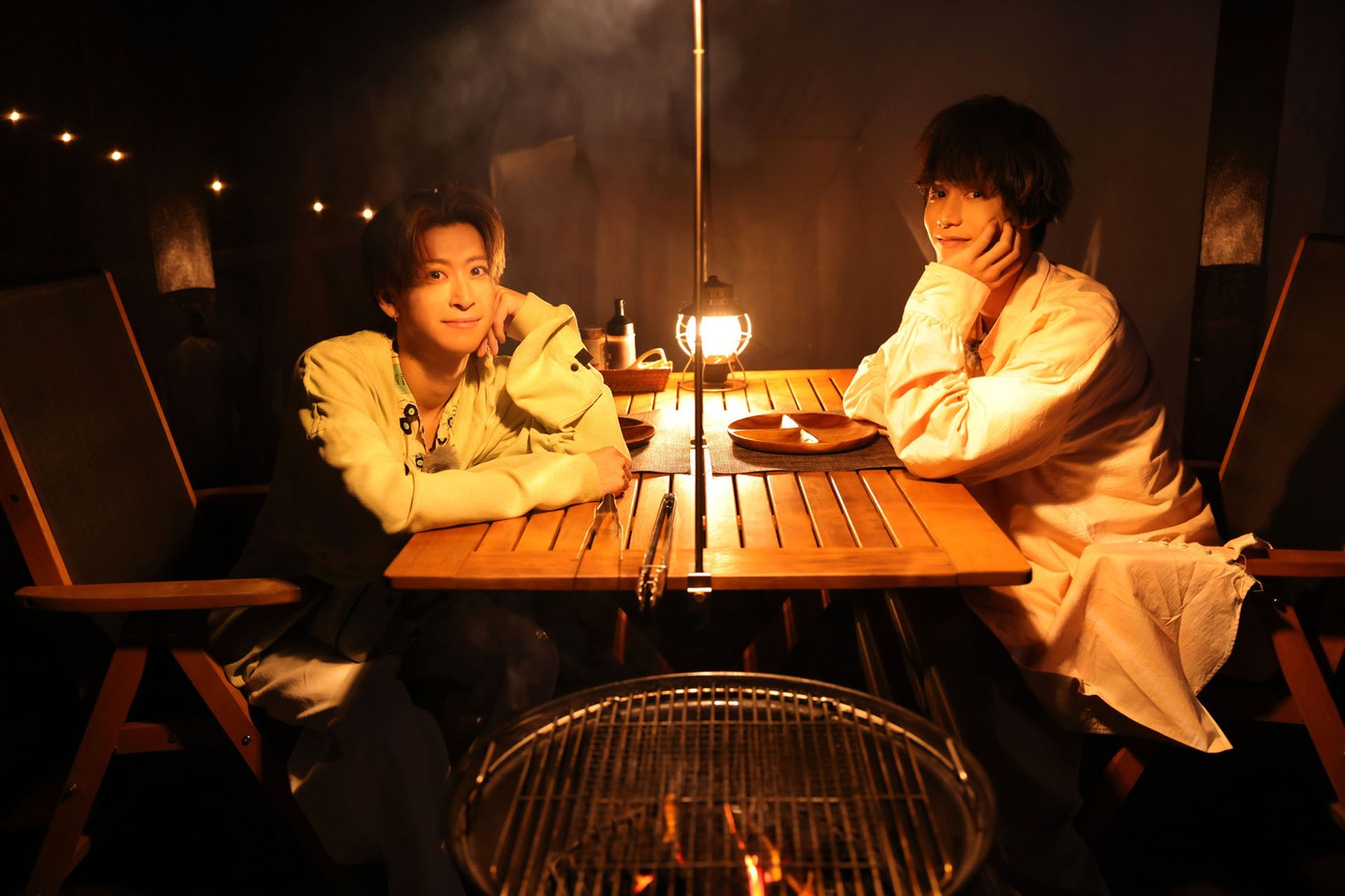 グランピングを楽しむ赤澤燈（左）と本田礼生。