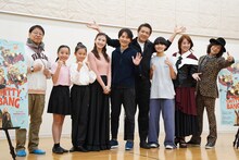 ミュージカル「チキチキバンバン」稽古場取材会より。左から三木章雄、三木美怜、寺田美蘭、実咲凜音、長野博、別所哲也、小山十輝、愛華みれ、ダイアモンド✡ユカイ。