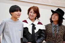 劇中では敵の家族だが、小山十輝（左）のことを子のように見つめる、夫婦役の愛華みれ（中央）とダイアモンド✡ユカイ（右）。